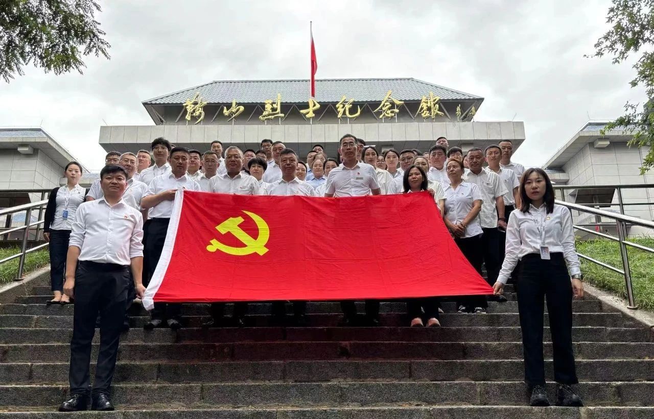 鞍勤集團(tuán)、公服集團(tuán)開展“憶初心、強(qiáng)黨性、轉(zhuǎn)作風(fēng)、建新功”慶“七·一”主題黨日活動(dòng)